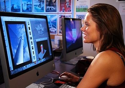 Webbdesigner arbetar med bildlayout på en stationär dator